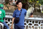 Một khách nước ngoài khó chịu với thời tiết nắng nóng tại Thủ đô Hà Nội. (Ảnh: Danh Lam/TTXVN)