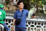 Một khách nước ngoài khó chịu với thời tiết nắng nóng tại Thủ đô Hà Nội. (Ảnh: Danh Lam/TTXVN)