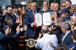 Tổng thống Mỹ Donald Trump (giữa) tại lễ ký phê chuẩn dự luật đảm bảo rằng Quỹ bồi thường nạn nhân trong vụ tấn công khủng bố đẫm máu 11/9 sẽ không bao giờ cạn kiệt. (Nguồn: AFP/TTXVN)