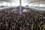 Người biểu tình tràn vào sân bay quốc tế Hong Kong. (Nguồn: Reuters)
