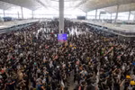 Người biểu tình tràn vào sân bay quốc tế Hong Kong. (Nguồn: Reuters)
