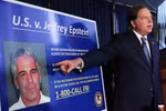 Geoffrey Berman, Công tố viên quận phía Nam New York, chỉ vào một bức ảnh của Jeffrey Epstein khi tuyên bố nhà tài phiệt về tội mại dâm trẻ vị thành niên. (Nguồn: Reuters)