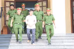 Giải bị cáo về trại giam. (Ảnh: Huỳnh Phúc Hậu/TTXVN)