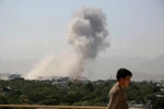 Cột khói sau vụ nổ lớn ở Kabul, Afghanistan, sáng 1/7. (Nguồn: AP)