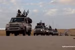 Các tay súng trung thành với Lực lượng tự xưng Quân đội Quốc gia Libya (LNA) của Tướng Khalifa Haftar tiến về miền Tây Libya và thủ đô Tripoli ngày 3/4/2019. (Nguồn: AFP/TTXVN)