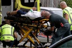 Chuyển nạn nhân bị thương tại hiện trường vụ nổ súng ở Christchurch, New Zealand, ngày 15/3/2019. (Nguồn: Reuters/TTXVN)