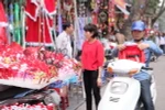 Người dân mua sắm quà Noel tại phố Hàng Mã, Hà Nội. (Ảnh: Đỗ Phương Anh/TTXVN)