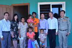 Đoàn thăm hỏi gia đình và tặng quà cháu bé bị xâm hại. (Ảnh: Phan Minh Hưng/TTXVN)