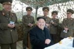 Nhà lãnh đạo Kim Jong-Un (giữa) trong chuyến thị sát một đơn vị pháo binh đóng trên đảo Mahap. (Nguồn: Yonhap/TTXVN)