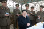 Nhà lãnh đạo Kim Jong-Un (giữa) trong chuyến thị sát một đơn vị pháo binh đóng trên đảo Mahap. (Nguồn: Yonhap/TTXVN)