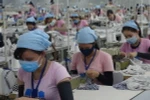 Sản xuất quần áo xuất khẩu. (Ảnh: Đoàn Hữu Trung/TTXVN)