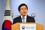 Thủ tướng kiêm quyền Tổng thống Hàn Quốc Hwang Kyo-ahn phát biểu tại thủ đô Seoul. (Nguồn: AFP/TTXVN)