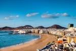 Bãi biển Playa de las Canteras là địa điểm lý tưởng để chiêm ngưỡng màn bắn pháo hoa rực rỡ. (Nguồn: Getty)