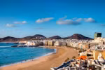 Bãi biển Playa de las Canteras là địa điểm lý tưởng để chiêm ngưỡng màn bắn pháo hoa rực rỡ. (Nguồn: Getty)