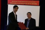 Giám đốc Công ty Cổ phần Du lịch Cao su Hàm Rồng bàn giao Giấy chứng nhận quyền sử dụng đất, Giấy chứng nhận đầu tư Khu du lịch sinh thái Hàm Rồng cho Phó Giám đốc Sở Kế hoạch và Đầu tư tỉnh Lào Cai. (Ảnh: Hồng Ninh/TTXVN)