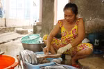 Công đoạn nạo lấy thịt của cá đòi hỏi sự tỉ mỉ, cẩn thận. (Nguồn: baobariavungtau.com.vn)