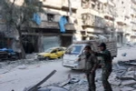 Lực lượng ủng hộ Chính phủ Syria tuần tra tại quận al-Maadi, Aleppo. (Nguồn: AFP/TTXVN) 