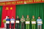 Công an tỉnh Đắk Lắk khen thưởng tổ chức, cá nhân có thành tích xuất sắc phát hiện, truy đuổi và bắt 3 đối tượng truy nã đặc biệt. (Ảnh: TTXVN phát)