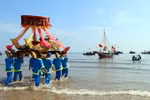  Rước linh vị ngư ông ra biển tại lễ hội cầu ngư Nhượng Bạn. (Ảnh: Công Tường/TTXVN)