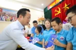 Giám đốc Sở Giáo dục và Đào tạo Hà Nội Trần Thế Cương trao tặng các món quà tới học sinh của 3 ngôi trường chuyên biệt. (Ảnh: Thanh Tùng/TTXVN)