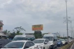 Xe ôtô nối đuôi nhau, nhích từng chút một qua cầu Rạch Miễu. (Ảnh: Huỳnh Phúc Hậu/TTXVN)