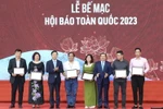 Phó Thủ tướng Trần Hồng Hà trao Giải A cho đại diện các đơn vị. (Ảnh: Nguyễn Thu Phương/TTXVN)