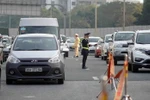 [Photo] Người dân ùn ùn trở lại Thủ đô trong ngày Mồng 4 Tết 