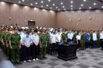 Thẩm phán, Chủ tọa phiên tòa Vũ Quang Huy tuyên án sơ thẩm đối với 54 bị cáo trong vụ án "Chuyến bay giải cứu." (Ảnh: Phạm Kiên/TTXVN)