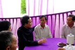 Ngay sau khi khảo sát hiện trường, Phó Thủ tướng Trần Lưu Quang đã đến thăm hỏi, động viên gia đình Thượng úy Lê Ánh Sáng, 33 tuổi, thành phố Bảo Lộc. (Ảnh: Nguyễn Dũng/TTXVN)