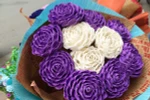 Mẫu hoa giấy handmade làm bằng giấy nhún màu tím kết hợp bông màu trắng tạo nên vẻ đẹp sang trọng, tinh tế. (Ảnh: Thanh Tâm/Vietnam+)