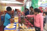 Gian hàng hoa quả thu hút người mua. (Ảnh: Thanh Tâm/Vietnam+)