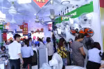 Người dân đổ xô đi mua sắm các thiết bị chống nắng nóng. (Ảnh: Thanh Tâm/Vietnam+)
