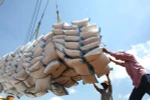 Bốc xếp gạo xuất khẩu ở cảng Sài Gòn. (Ảnh: Đình Huệ/TTXVN)