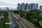 Tàu điện Metro Nhổn-ga Hà Nội chạy qua phố Hồ Tùng Mậu. (Ảnh: Tuấn Anh/TTXVN)