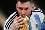 Giây phút cầu thủ vĩ đại nhất trong lịch sử Lionel Messi được hôn lên Cup vô địch World Cup 2022. (Ảnh: AFP/TTXVN)