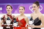 Vận động viên Alina Zagitova (ảnh, giữa) và Evgenia Medvedeva (ảnh, trái) đến từ Nga đã lần lượt giành Huy chương Vàng và Bạc nội dung trượt tuyết đổ đèo đơn nữ tại Olympic PyeongChang 2018. (Nguồn: Kyodo/TTXVN)