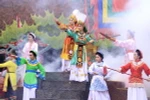 Tiết mục biểu diễn Tuồng tái hiện khí thế cuộc khởi nghĩa. (Ảnh: Thùy Dương/TTXVN)