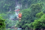 Hệ thống zipline Sông Chày-Hang Tối thuộc Vườn Quốc gia Phong Nha-Kẻ Bàng. (Ảnh TTXVN)