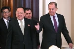 Ngoại trưởng Nga Sergey Lavrov (phải) và người đồng cấp Triều Tiên Ri Yong Ho (trái) tại cuộc gặp ở Moskva, Nga ngày 10/4. (Nguồn: AFP/TTXVN)