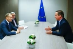 Chủ tịch EC Donald Tusk (thứ nhất, trái) trong cuộc họp với Thủ tướng Anh David Cameron (phải) tại Brussels, Bỉ ngày 19/2. (Nguồn: AFP/TTXVN)