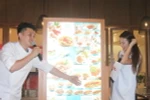 Giới thiệu một món ăn của nhà hàng. (Ảnh: Hoàng Nhương/Vietnam+)