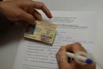Kê khai thông tin theo yêu cầu của đơn đề nghị cấp bằng lái xe. (Ảnh: Việt Hùng/Vietnam+)