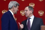 Ngoại trưởng Nga Sergei Lavrov và người đồng cấp Mỹ John Kerry. (Nguồn: AFP/TTXVN)