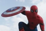 Người Nhện đoạt khiên của Captain America. (Nguồn: Marvel)