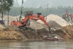 Hoạt động khai thác cát trái phép trên sông Phó Đáy của một doanh nghiệp tư nhân tại Tuyên Quang. (Ảnh: Văn Tý/TTXVN)