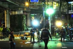 Cảnh sát Thái Lan điều tra tại hiện trường vụ nổ ở đền thờ Erawan, Bangkok ngày 17/8/2015. (Nguồn: THX/TTXVN)