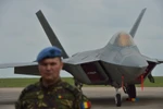 Máy bay chiến đấu Raptor F-22 của Không lực Mỹ tại căn cứ không quân Mihail Kogalniceanu, gần Constanta, Romania ngày 25/4. (Nguồn: AFP/TTXVN)