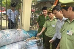 Lực lượng chức năng Thanh Hóa bắt giữ lô hàng mỡ động vật đã qua sơ chế không có giấy tờ hợp pháp. (Ảnh: Trịnh Duy Hưng/TTXVN)