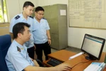 Cán bộ Chi cục Hải quan Bắc Hà Nội kiểm tra quá trình vận hành hệ thống VNACCS/VCIS. (Ảnh: Hoàng Hùng/TTXVN)