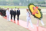 Đoàn đại biểu lãnh đạo Đảng, Nhà nước vào Lăng viếng Chủ tịch Hồ Chí Minh. (Ảnh: Phạm Kiên/TTXVN) 